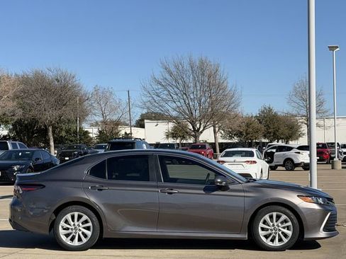 Used 2022 Toyota Camry LE image 3