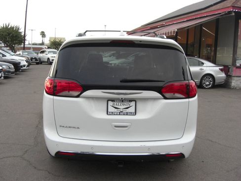 Used 2019 Chrysler Pacifica Touring-L image 12