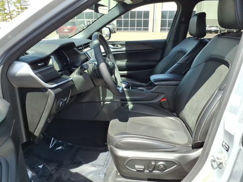Certified 2025 Jeep Grand Cherokee Altitude AWD/4WD image 12