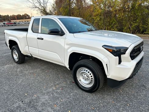 Used 2024 Toyota Tacoma SR image 9