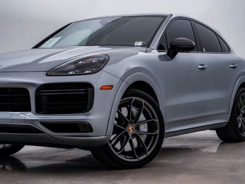 Used 2022 Porsche Cayenne Turbo image 2