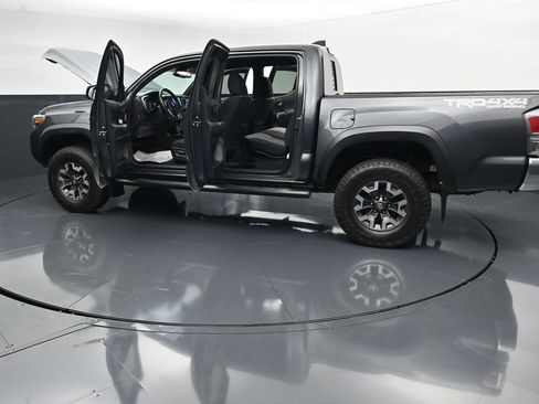 Used 2020 Toyota Tacoma TRD Off-Road AWD/4WD image 38