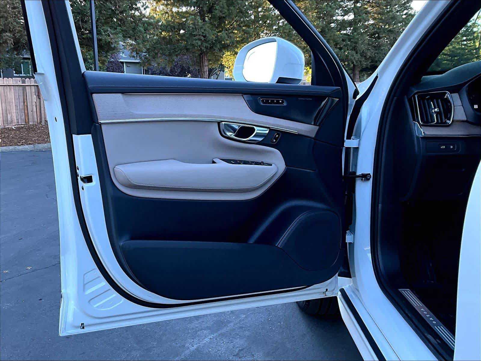Used 2025 Volvo XC90 T8 Plus w/ Protection Package Premier AWD/4WD image 28