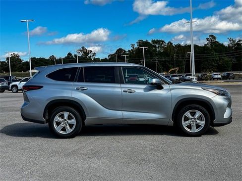 Used 2024 Toyota Highlander LE image 9