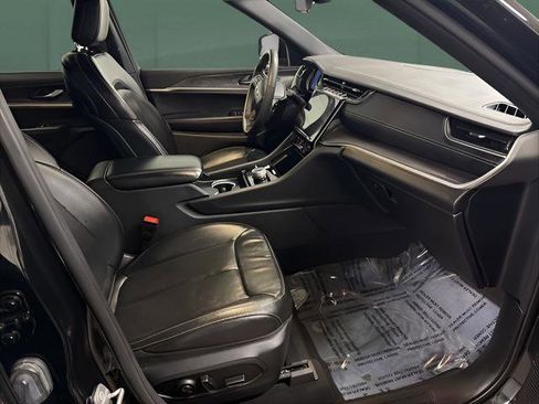 Used 2024 Jeep Grand Cherokee L Limited w/ Luxury Tech Group II image 16