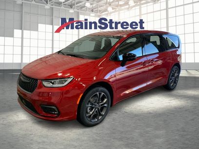 New 2026 Chrysler Pacifica Select