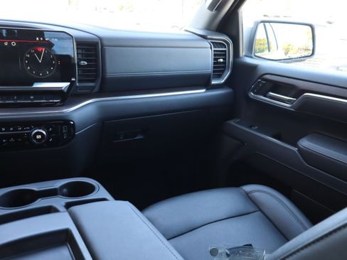 Used 2025 GMC Sierra 1500 SLT AWD/4WD image 15