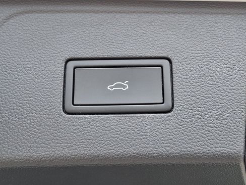 Used 2025 Volkswagen Atlas SE FWD image 29