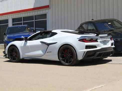 Used 2023 Chevrolet Corvette Z06 w/ Z07 Performance Package RWD image 5