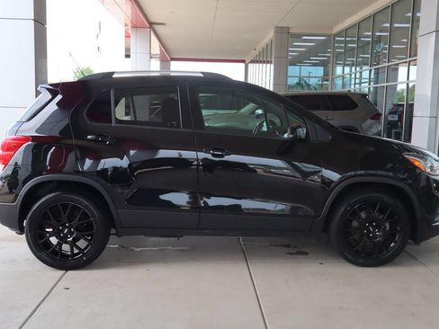 Used 2021 Chevrolet Trax LT w/ Midnight Edition FWD image 11