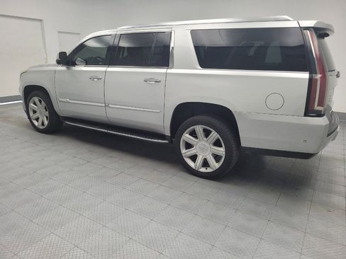 Used 2018 Cadillac Escalade ESV Luxury RWD image 3