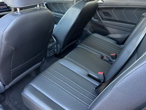 Used 2023 Volkswagen Tiguan SE w/ Panoramic Sunroof Package image 12