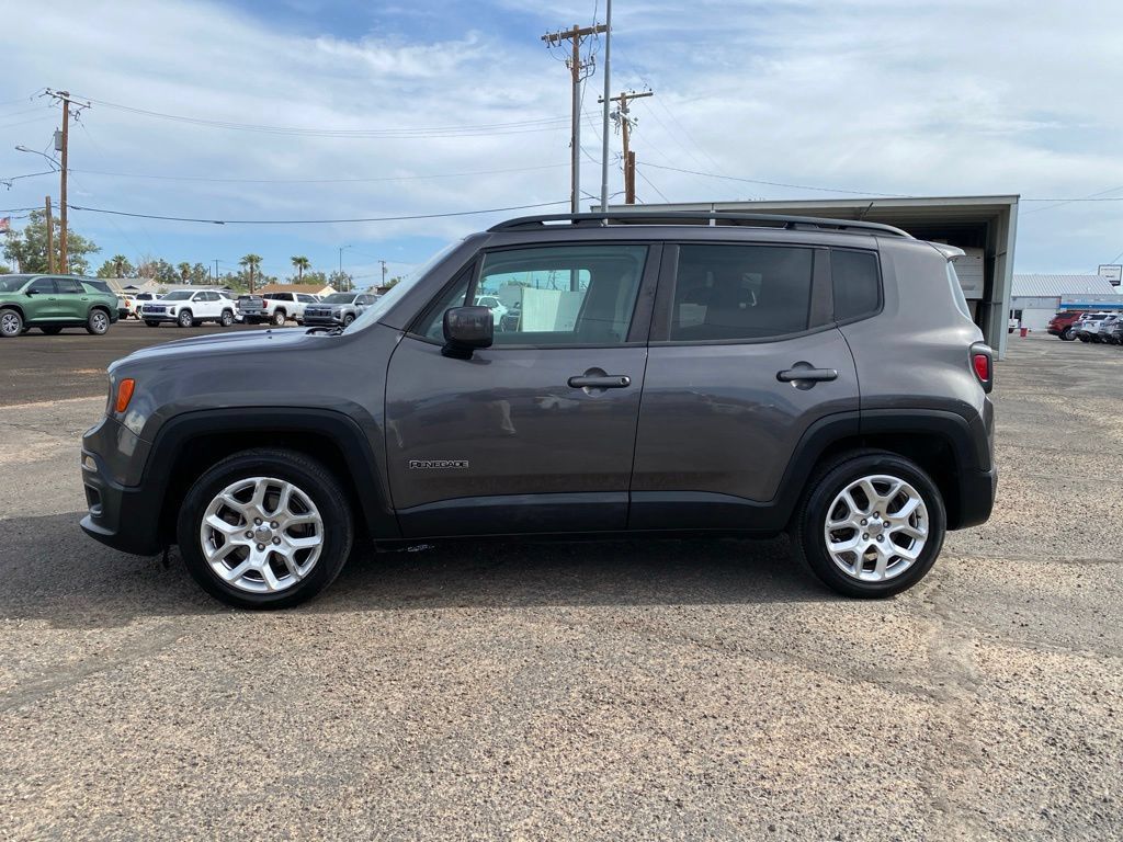 Used 2017 Jeep Renegade Latitude FWD image 3