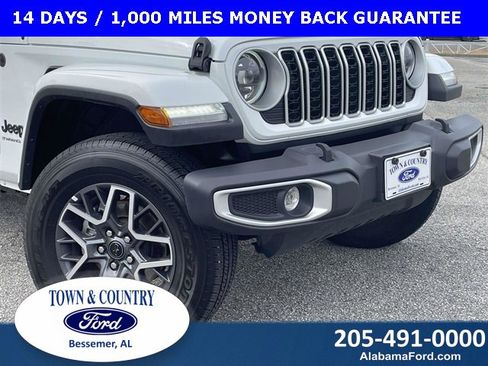 Used 2025 Jeep Wrangler Sahara image 9