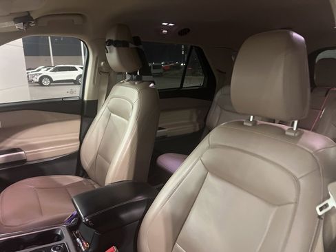 Used 2022 Ford Explorer XLT w/ Equipment Group 202A image 7