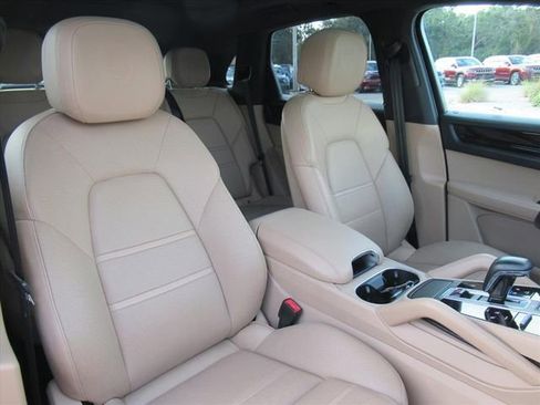 Used 2020 Porsche Cayenne image 8