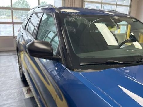 Used 2023 Ford Explorer XLT AWD/4WD image 9