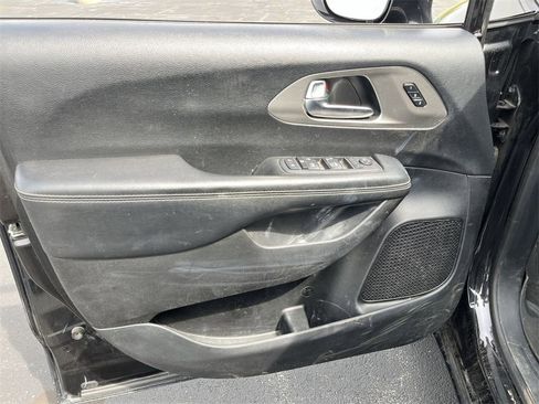 Used 2020 Chrysler Pacifica Touring-L image 23