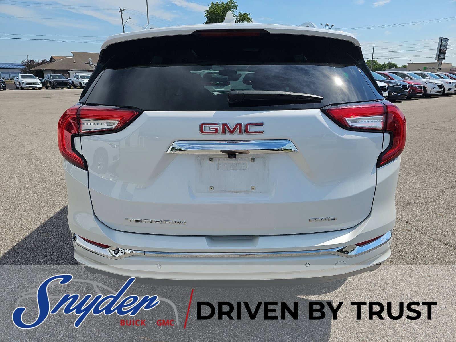 Used 2024 GMC Terrain Denali w/ Denali Premium Package AWD/4WD image 4