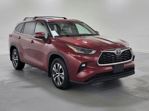 Used 2022 Toyota Highlander XLE image 2