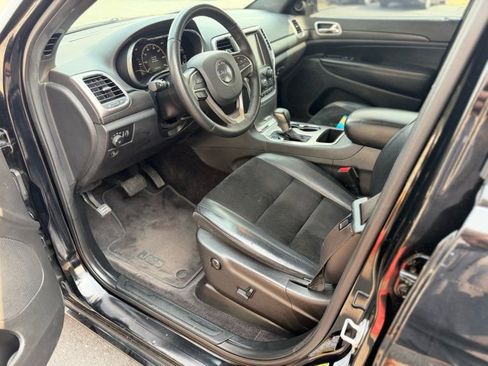 Used 2017 Jeep Grand Cherokee Altitude image 10