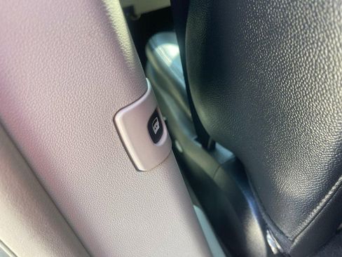 Used 2016 Chrysler Town & Country Touring-L image 20