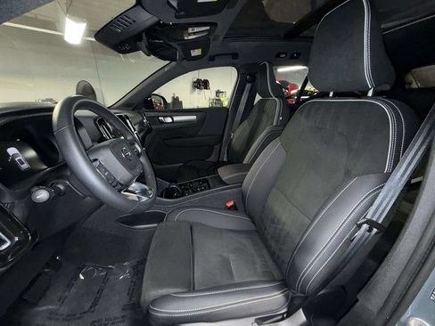 Used 2023 Volvo XC40 B5 Plus w/ Climate Package AWD/4WD image 2