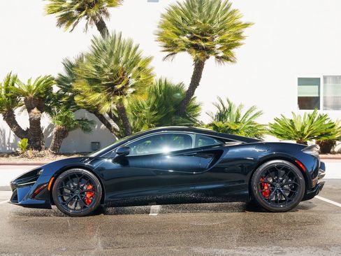 Used 2025 McLaren Artura image 3