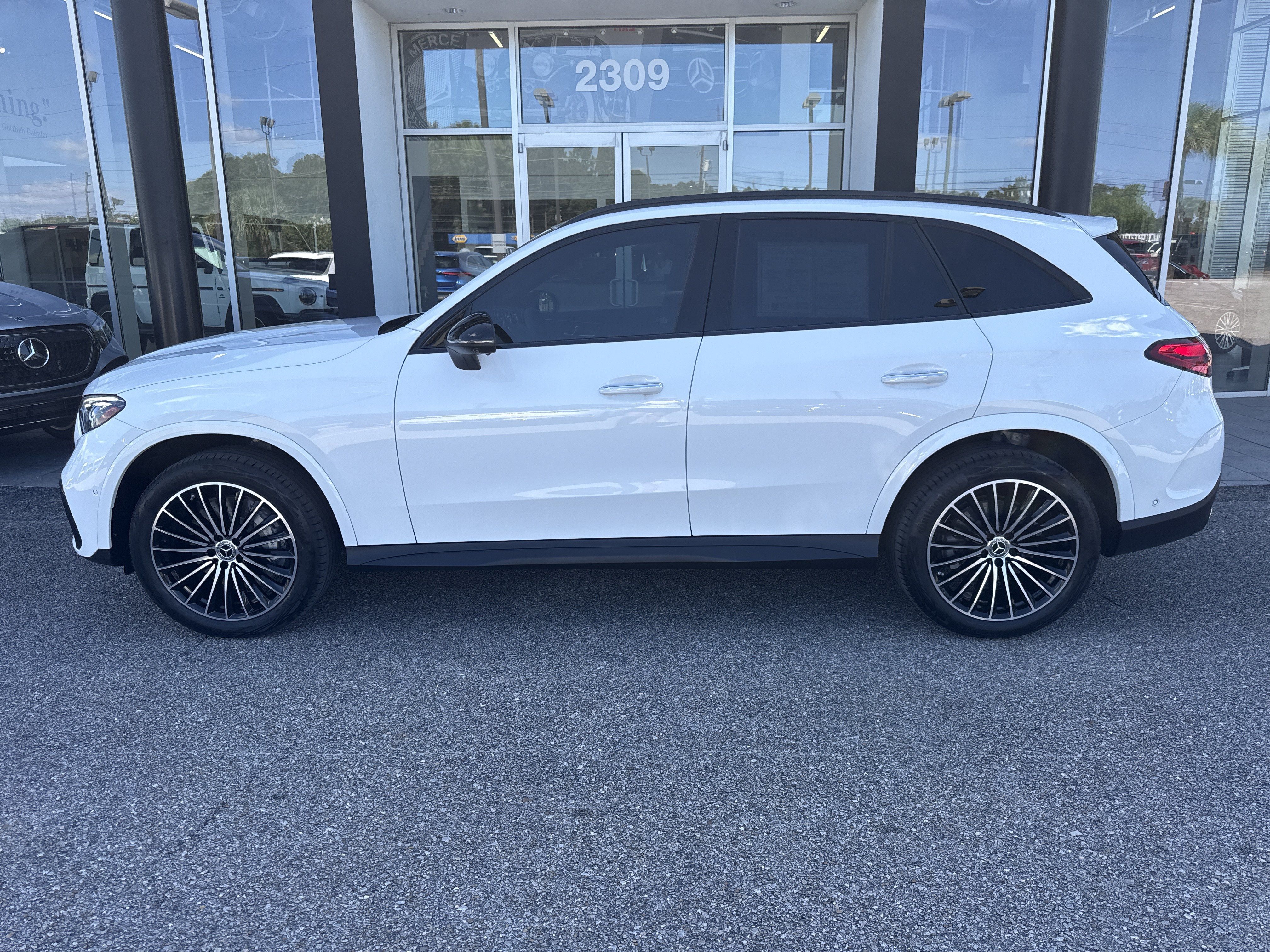 Used 2025 Mercedes-Benz GLC 300 4MATIC image 2