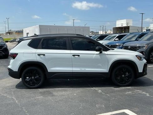 New 2026 Volkswagen Taos SE FWD image 2