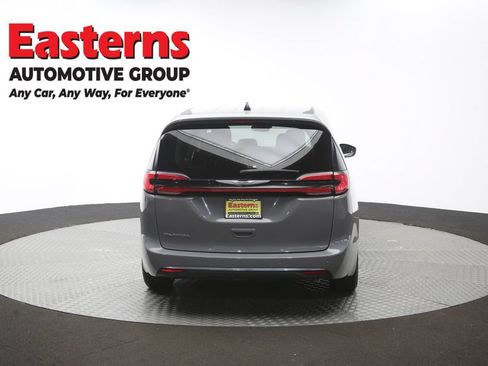 Used 2023 Chrysler Pacifica Touring-L FWD image 38