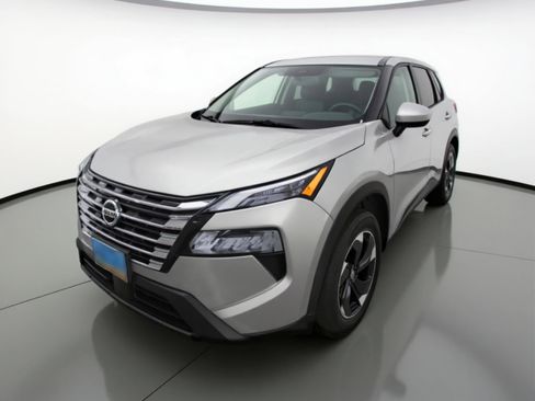 Used 2025 Nissan Rogue SV image 3