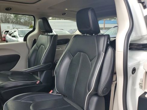 Certified 2023 Chrysler Pacifica Limited image 16