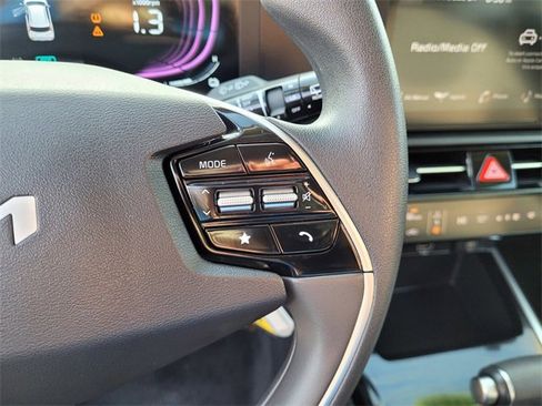 Used 2025 Kia Niro LX image 20