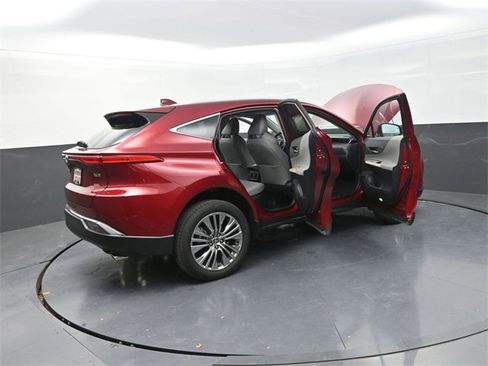 Used 2024 Toyota Venza XLE image 41