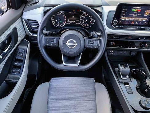 Used 2023 Nissan Rogue SV image 17