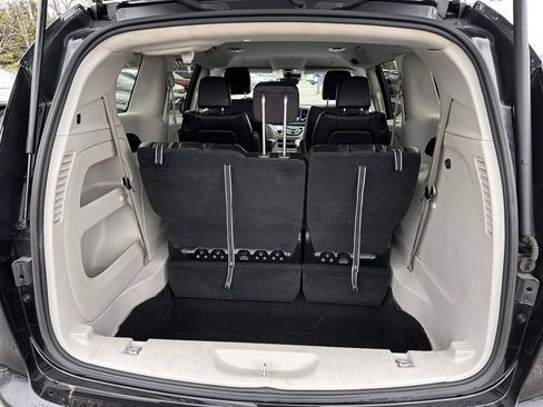Used 2023 Chrysler Pacifica Touring-L FWD image 7