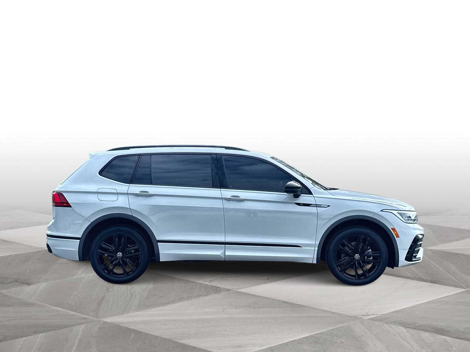Used 2022 Volkswagen Tiguan SE R-Line FWD image 9