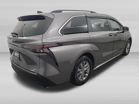 Used 2024 Toyota Sienna LE AWD/4WD image 5