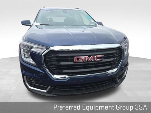 Used 2023 GMC Terrain SLE w/ Driver Convenience Package image 3
