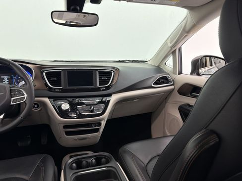 Used 2018 Chrysler Pacifica Touring-L FWD image 30