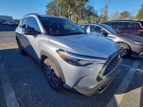 Used 2025 Toyota Corolla Cross XLE image 2