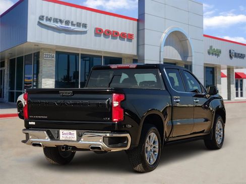 Used 2022 Chevrolet Silverado 1500 LTZ w/ Z71 Off-Road Package image 5