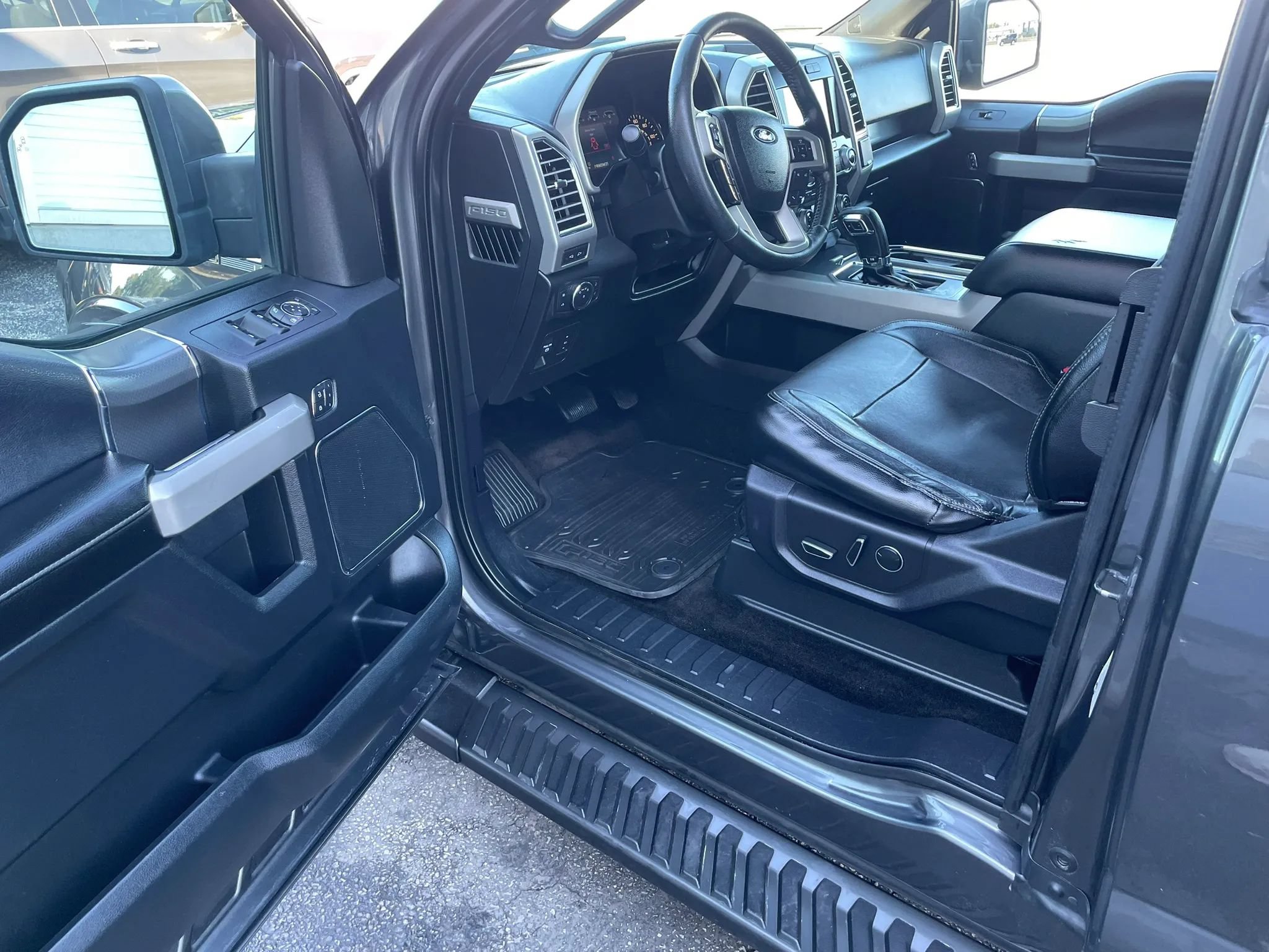Used 2015 Ford F150 Lariat RWD image 9