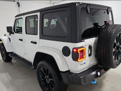 Used 2022 Jeep Wrangler Unlimited Sahara w/ Cold Weather Group AWD/4WD image 7
