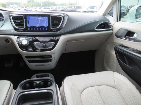 Used 2017 Chrysler Pacifica Platinum FWD image 14