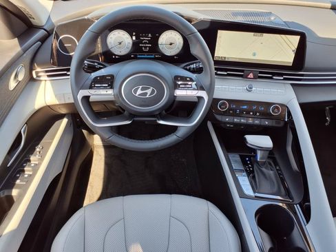 Used 2025 Hyundai Elantra Limited FWD image 8