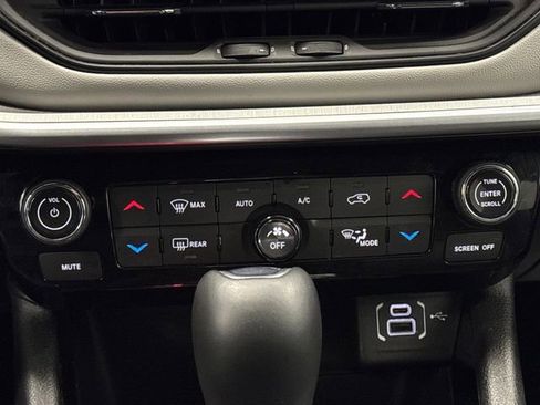 Certified 2025 Jeep Compass Limited image 17