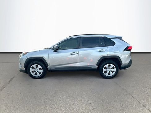Used 2019 Toyota RAV4 LE FWD image 3
