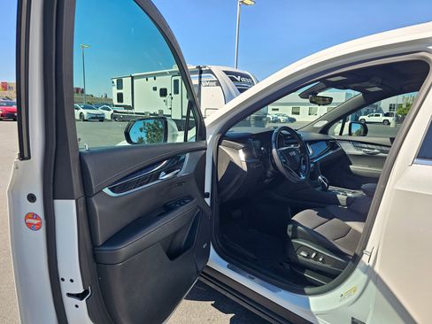 Used 2022 Cadillac XT6 Premium Luxury w/ Technology Package FWD image 18
